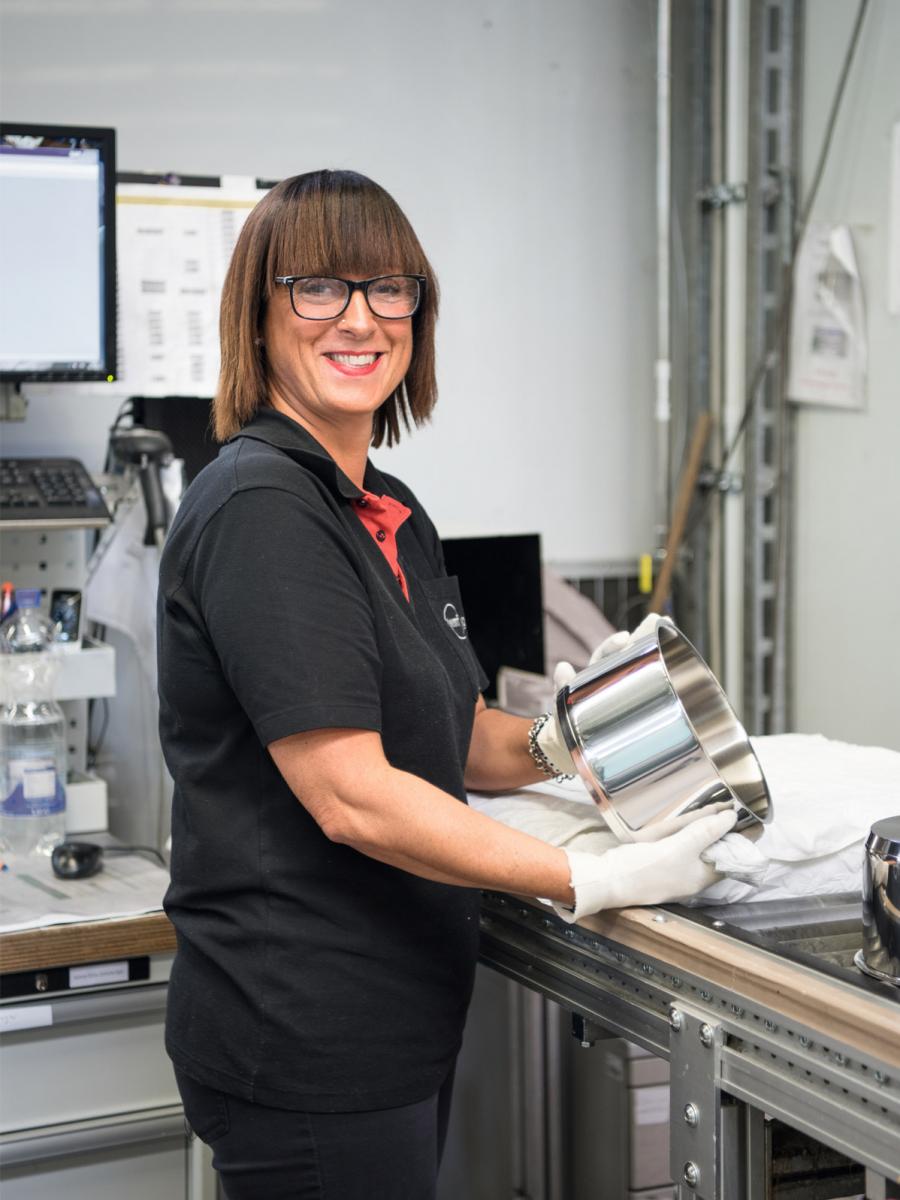 Eine Frau hält einen Topf in der Hand