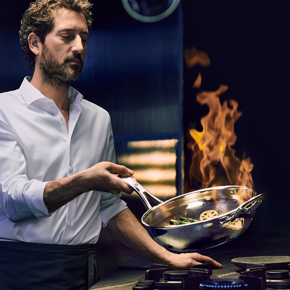 Ein Mann kocht mit einer WMF Pfanne 