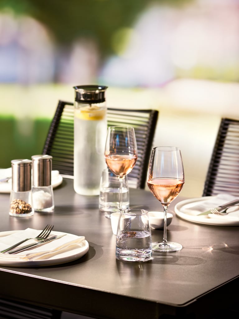 Gedeckter Tisch mit Tellern und Gläsern