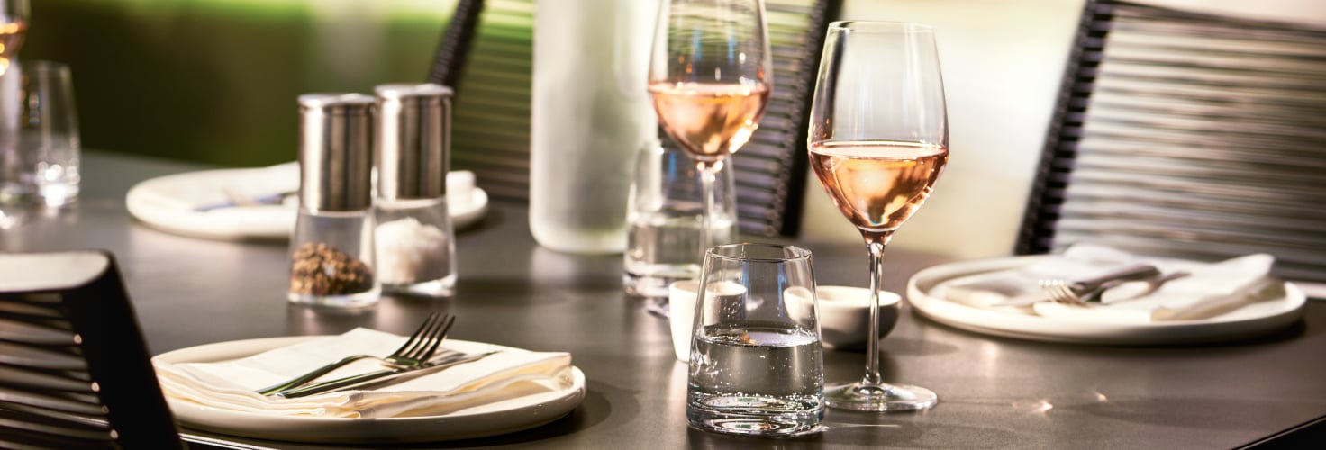Gedeckter Tisch mit Tellern und Gläsern
