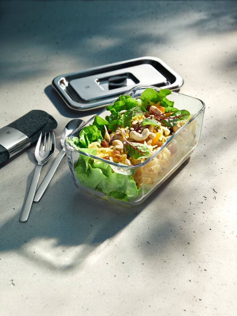 Salat mit Nüssen in Vorratsdose