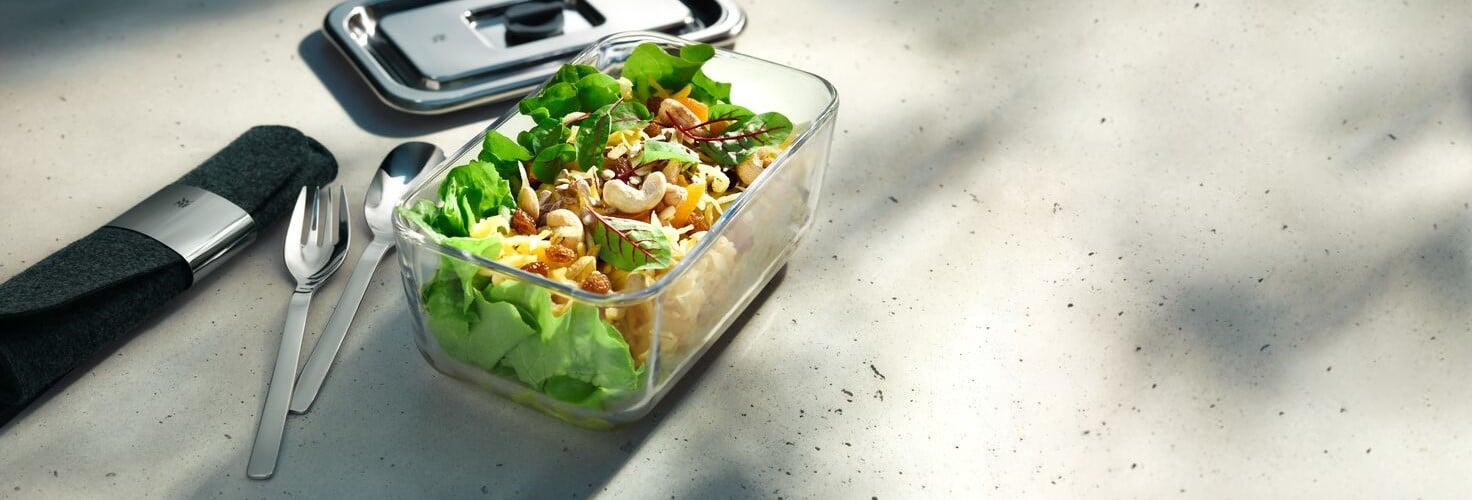 Salat mit Nüssen in Vorratsdose