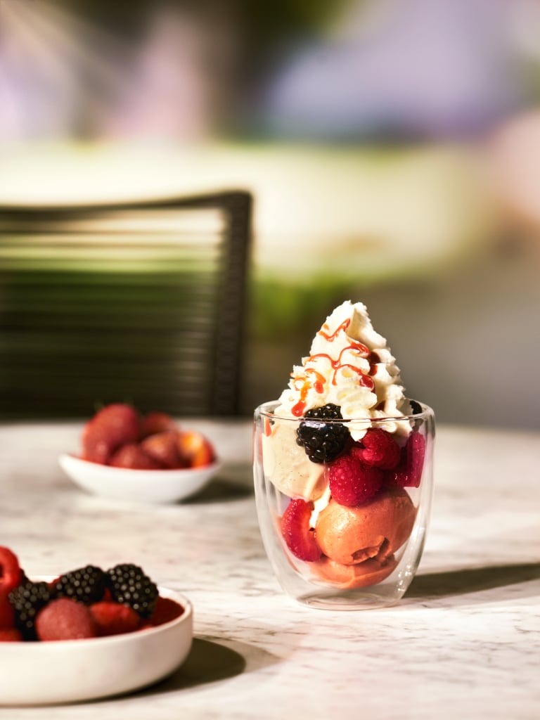 Glas mit Eis, Beeren und Schlagsahne