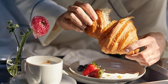 Das perfekte Muttertagsfrühstück mit Croissant 
