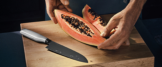 WMF Ultimate Black Messer neben einer aufgeschnittenen Melone