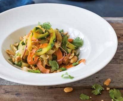 Gedämpfte Thai-Nudeln mit Koriander und Chili