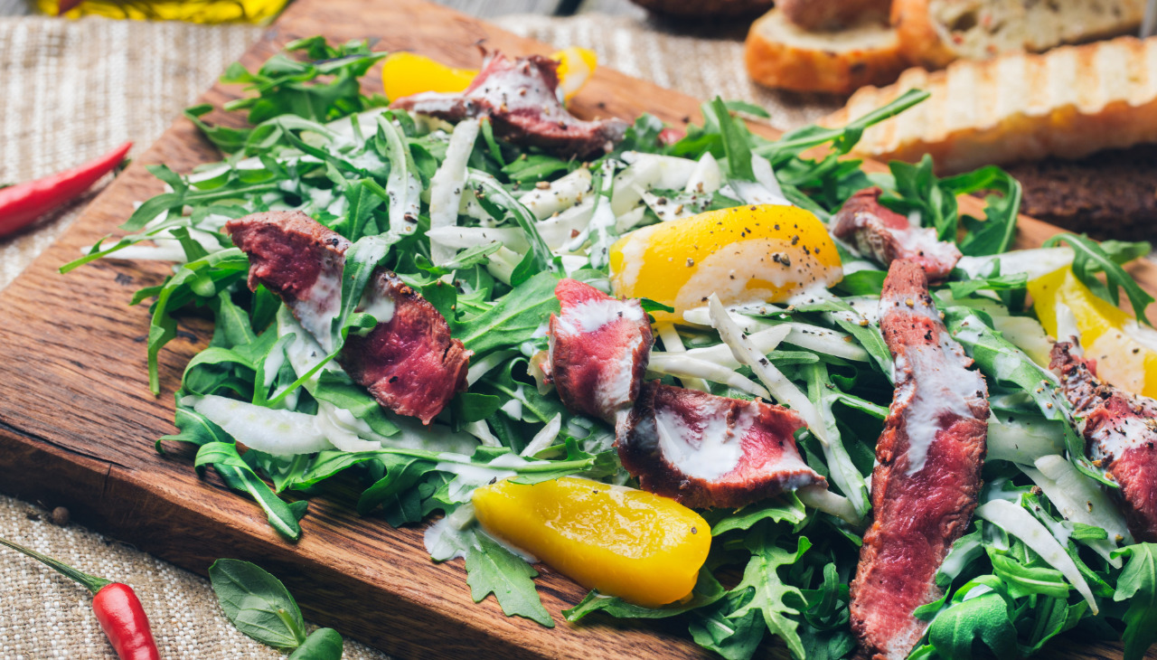 Sommersalat mit Steak und Pfirsich