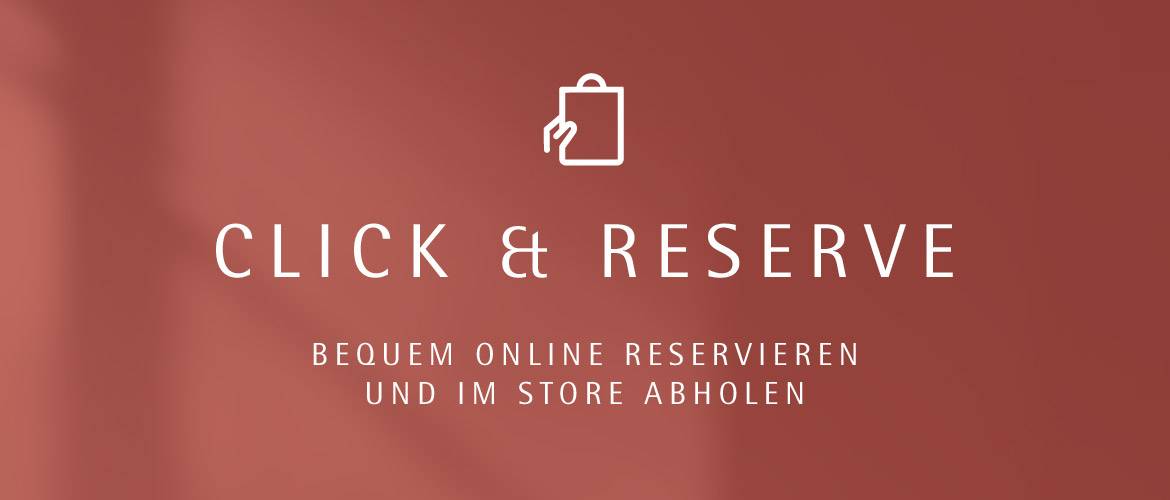 Weiße "Click and Reserve - bequem online reservieren und im Store abholen" Schrift auf farbigem Hintergrund und eine Hand mit Einkaufstüte in der Hand