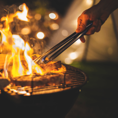 Grillen beim Camping: 5-Gänge-Glamping-Menü für unterwegs