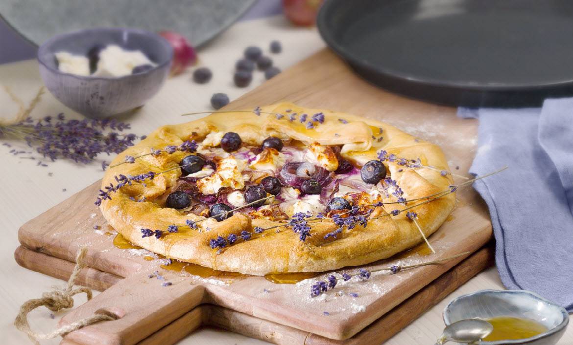 (Rote) Zwiebel-Ziegenkäse-Pizza mit Honig, Heidelbeeren und Lavendelblüten