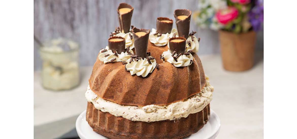 Eierlikörkuchen mit Stracciatella-Sahne-Füllung