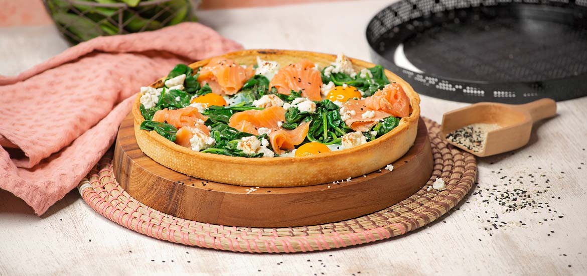 Spinat-Blätterteig-Quiche mit Lachs, Feta und Spiegelei-Topping