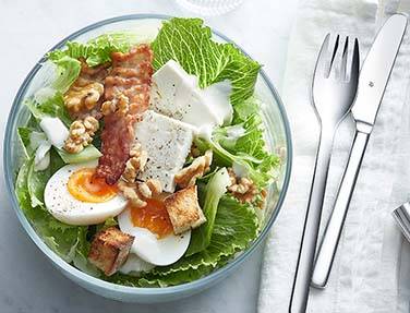 Caesar-Salat mit Feta und Bacon