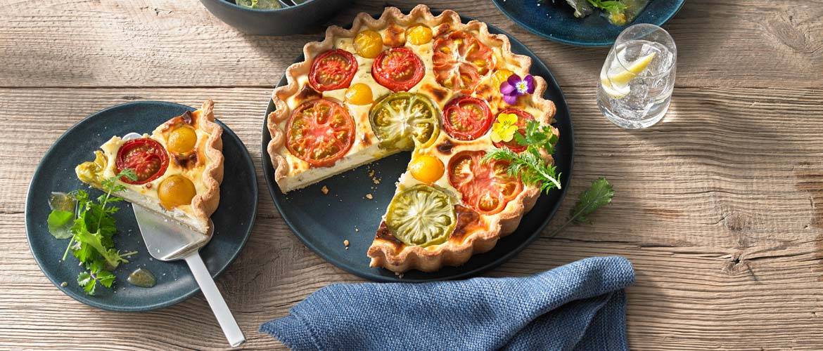 Bunte Tomaten-Quiche mit Wildkräutersalat